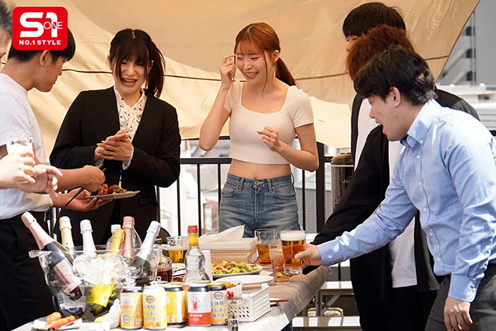 笹倉彩　会社バーベキューで社員全チ●ポに股を開いちゃう…お酒で激チョロOL。