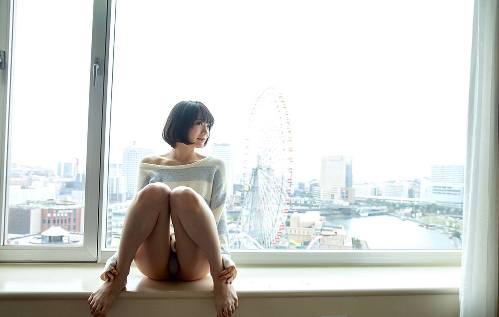 セクシーにクールに誘惑ポージング…M字開脚画像